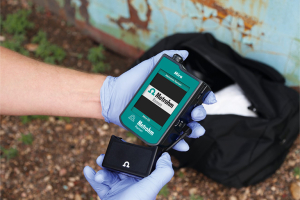 Photo of the the handheld MIRA DS in operation