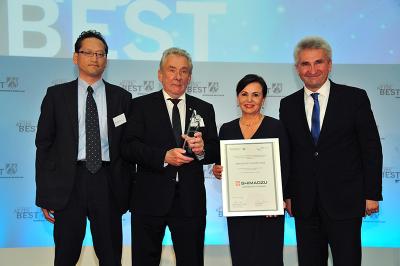 Presentation of the NRW.INVEST AWARD 2018 on 25 June 2018 at the K21 museum in Düsseldorf. Left to right: Laudator Akinori Okumura, President of the Japanese Chamber of Commerce in Düsseldorf; Jürgen Kwass, Managing Director Shimadzu Europa; Petra Wassner, Managing Director of NRW.INVEST; NRW Minister of economics and digitalization Dr. Andreas Pinkwart. © NRW.INVEST/Jürgen Markus Photo of the award presentation
