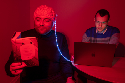 In experiments conducted at ICTER, a team of researchers (Saeed Samaei, Klaudia Nowacka) led by David Borycki used laser light along with an ultrafast camera to measure blood flow in the brain. The measurements showed that this novel technique (πNIRS) is sensitive enough to non-invasively analyse prefrontal cortex activation while reading unfamiliar text. Which contributes to the development of a non-invasive BCI. Credit: ICTER, Karol Karnowski, PhD Photo of πNIRS in action