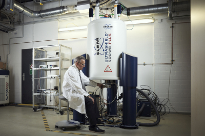 Can this be made smaller by a factor of 200? Photo: Amadeus Bramsiepe, KIT Photo of a current size NMR spectrometer