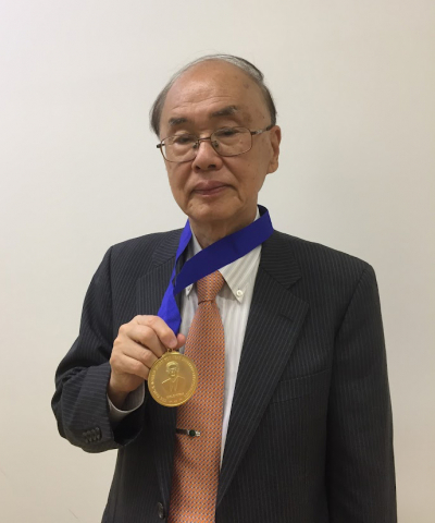 Professor Yukihiro Ozaki with the Karl Norris Medal, which was presented during the online ICNIRS 2021 Conference.